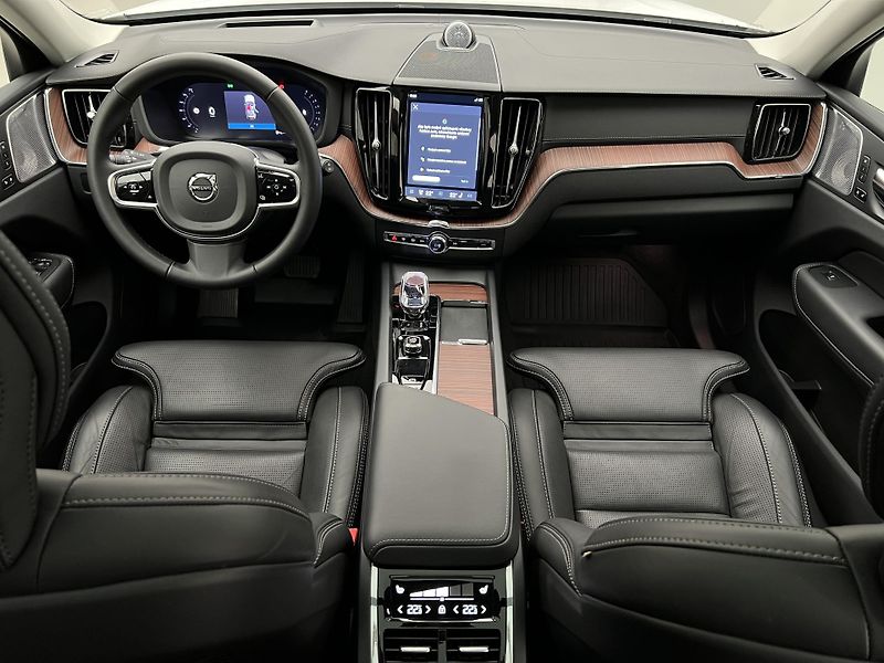 Volvo XC60 B5 AWD ULTIMATE DARK AUT  - fotka 2 z 47