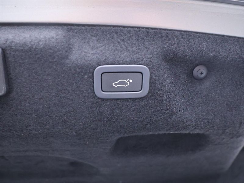 Jaguar XE 2,0 P300 221kW R-Dynamic DPH - fotka 11 z 43