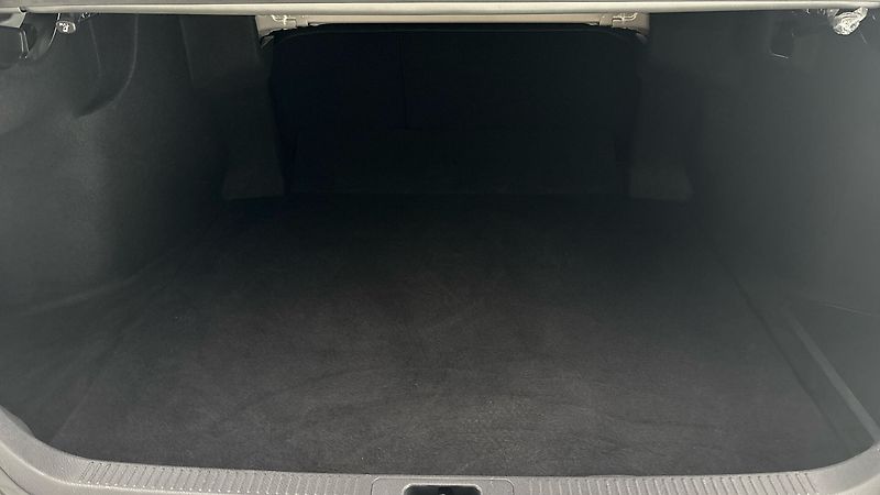 Toyota Camry 2.5 Hybrid AUT Executive - fotka 17 z 27