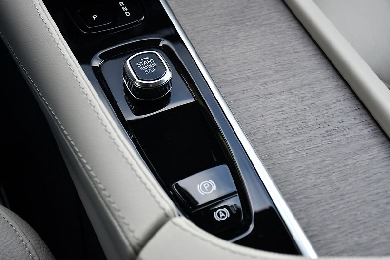 Volvo XC90 T8 AWD RECHARGE 7MÍST 1M  - fotka 25 z 38