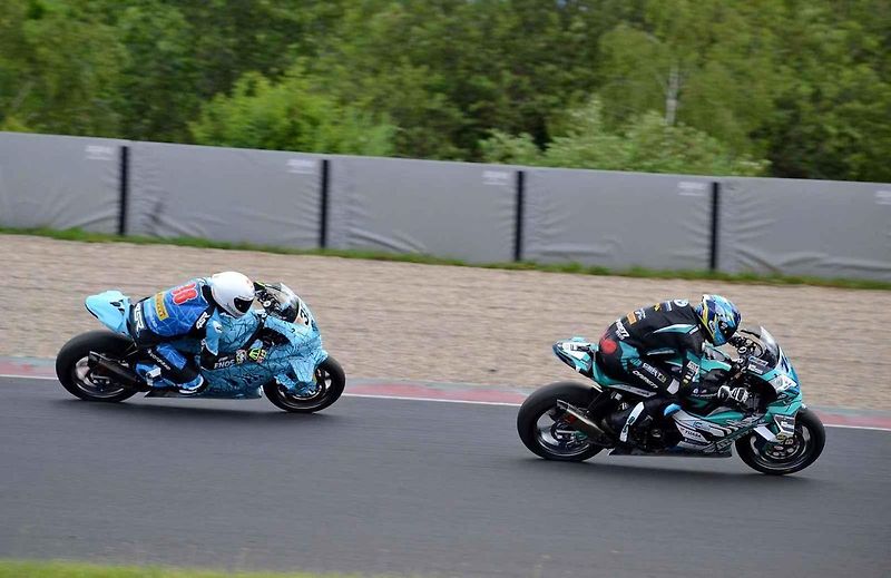 Autodrom Most o víkendu hostil závody mezinárodního mistrovství Německa IDM a závod FIM mistrovství světa sidecarů. Na snímku je rakouský jezdec Philipp Steinmayr v plné jízdě třídy Superbike.
