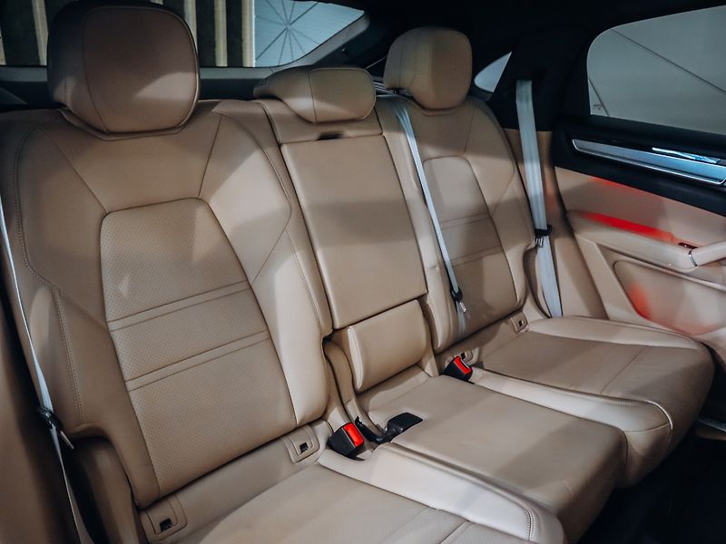 Porsche Cayenne Coupé Platinum - fotka 31 z 34