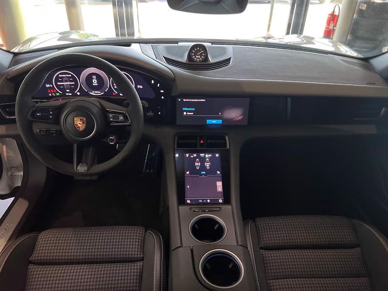 Porsche Taycan Sport Turismo HuD Pano Soft - fotka 17 z 25