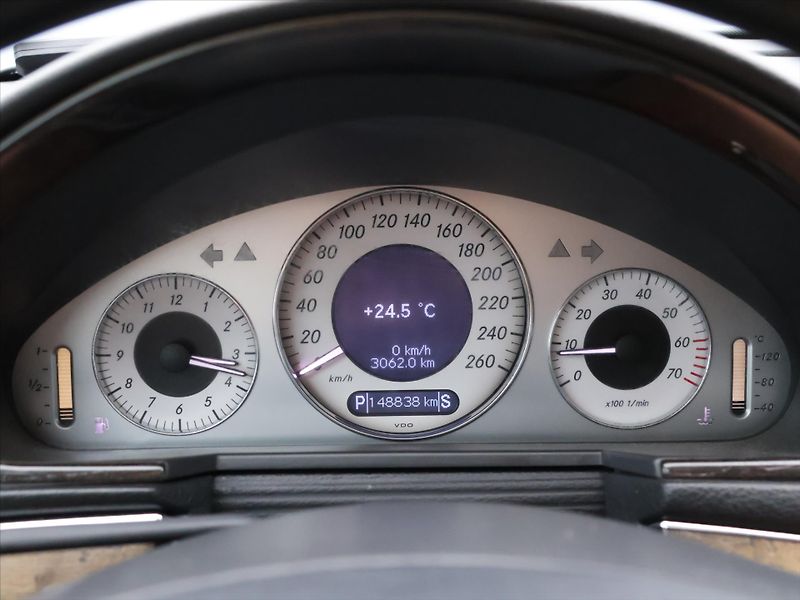 Mercedes-Benz Třídy E 3,2 E320 165kW AMG Paket - fotka 17 z 28