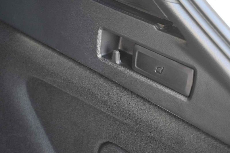 Modernizovaná Toyota Corolla TS se dobře cítí i na venkovských silnicích