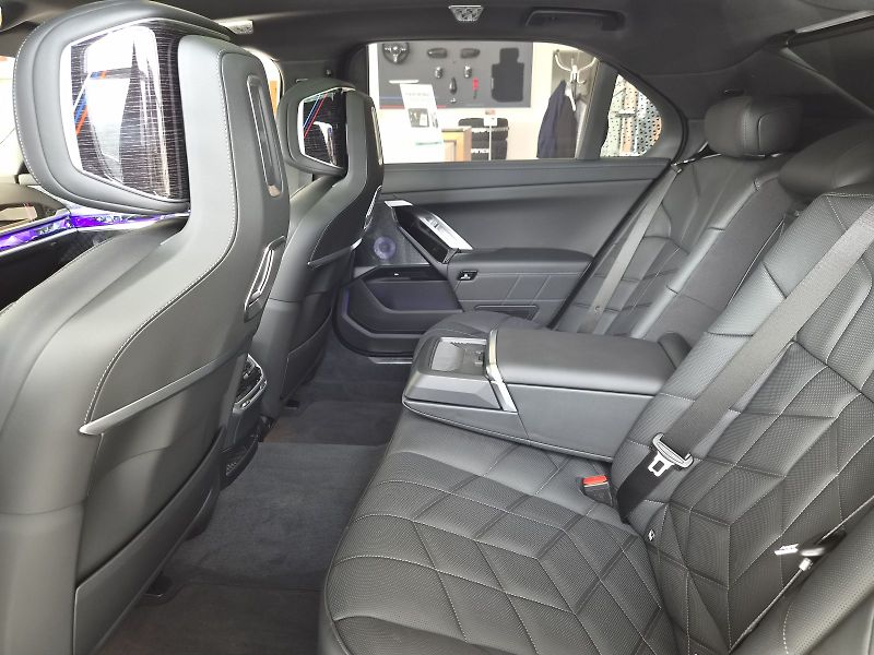 BMW Řada 7 740d xDrive - fotka 15 z 39