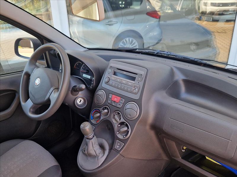 Fiat Panda 1,2 i 1 MAJITEL POUZE 40TIS.km - fotka 16 z 23