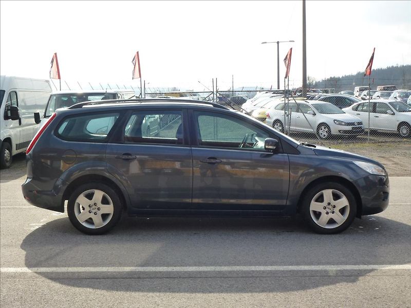 Ford Focus 1,6 16V  Elegance - fotka 4 z 48