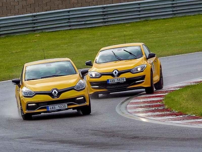 Rychlé Renaulty na Autodromu v Mostě.