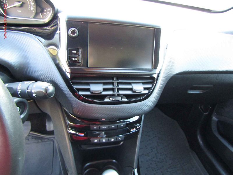 Peugeot 2008 (2019) 1.2 PT, 2.maj,ČR, Navi, park - fotka 16 z 20