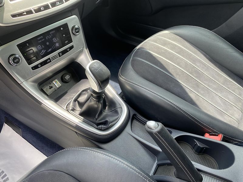 Lancia Delta 2.0JTD 165PS SPORT NAVI SERVIS - fotka 94 z 169