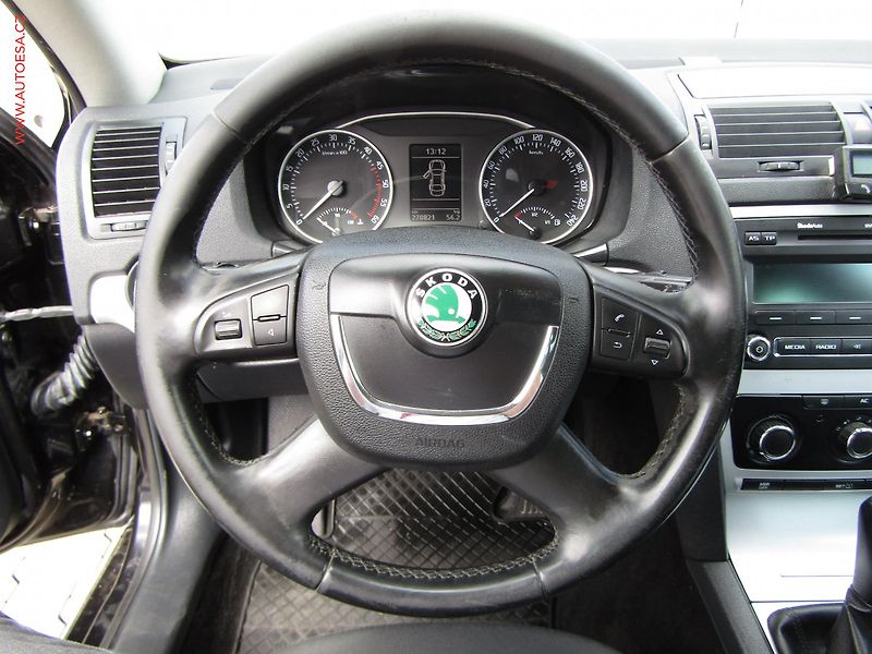 Škoda Octavia (2010) 1.6 TDi, AC, temp, tažné - fotka 17 z 20
