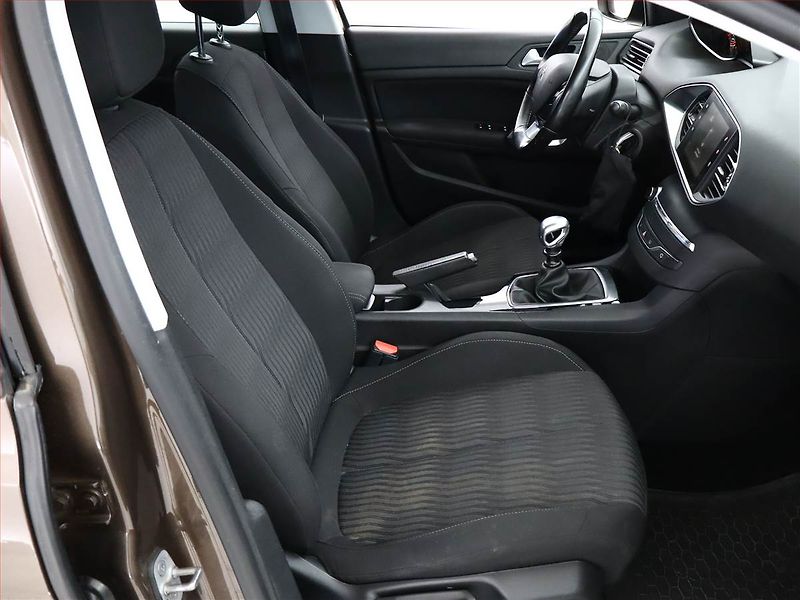Peugeot 308 (2015) Allure 1.2 e-THP, ČR,1.maj - fotka 7 z 14