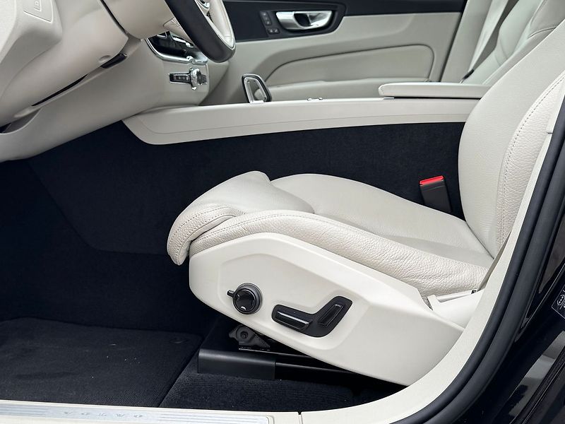 Volvo XC60 B4 AWD PLUS, ACC - fotka 9 z 23