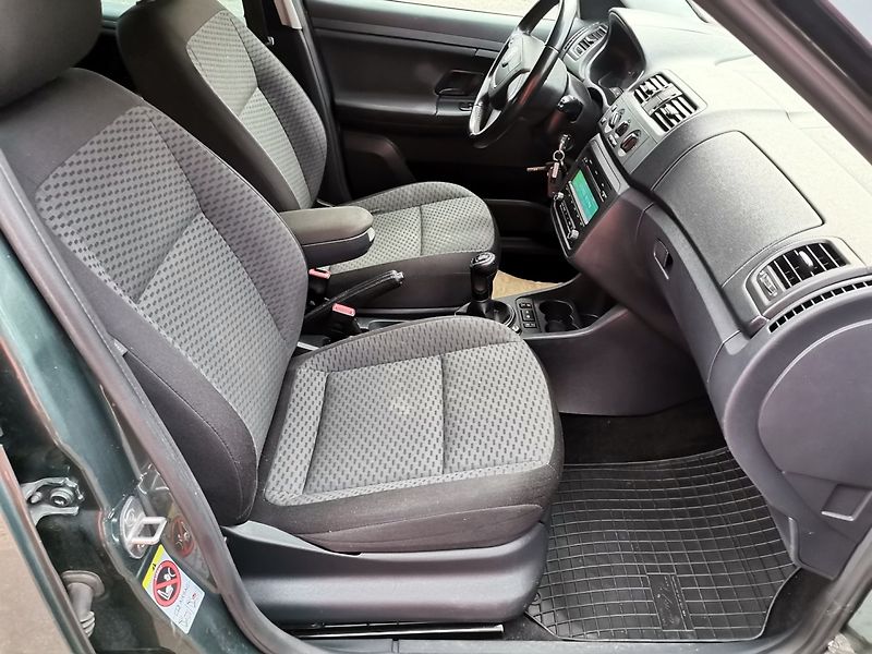 Škoda Roomster (2011) 1.2TSi 63kw Ambiente ČR - fotka 13 z 24