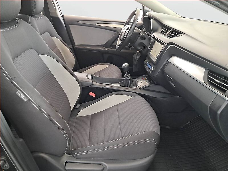 Toyota Avensis (2017) 2.0 D-4D, Navi, Tempomat - fotka 9 z 17