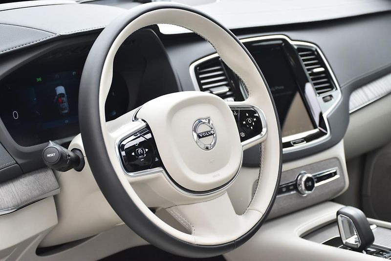 Volvo XC90 B5 AWD ULTIMATE 1.maj. B&W  - fotka 13 z 31
