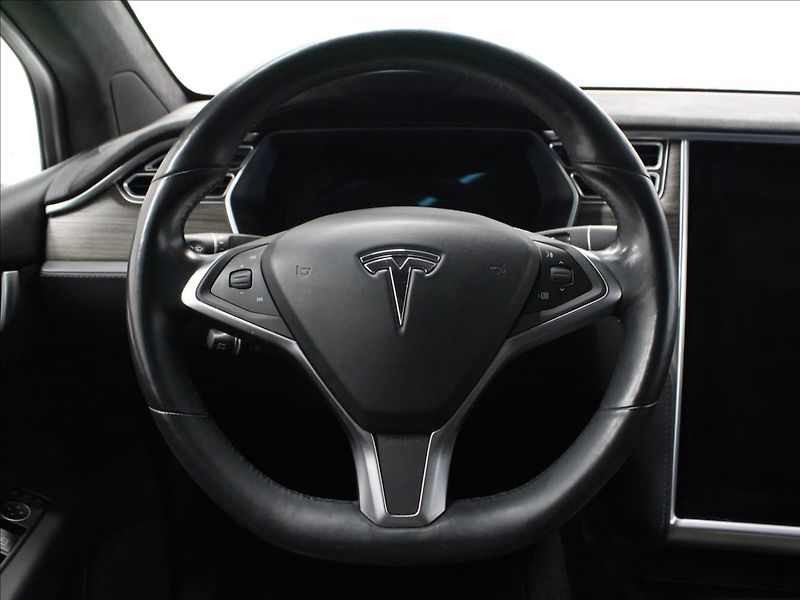 Tesla Model X 0,0 DUAL 90kWh 386KW TOP STAV - fotka 17 z 39
