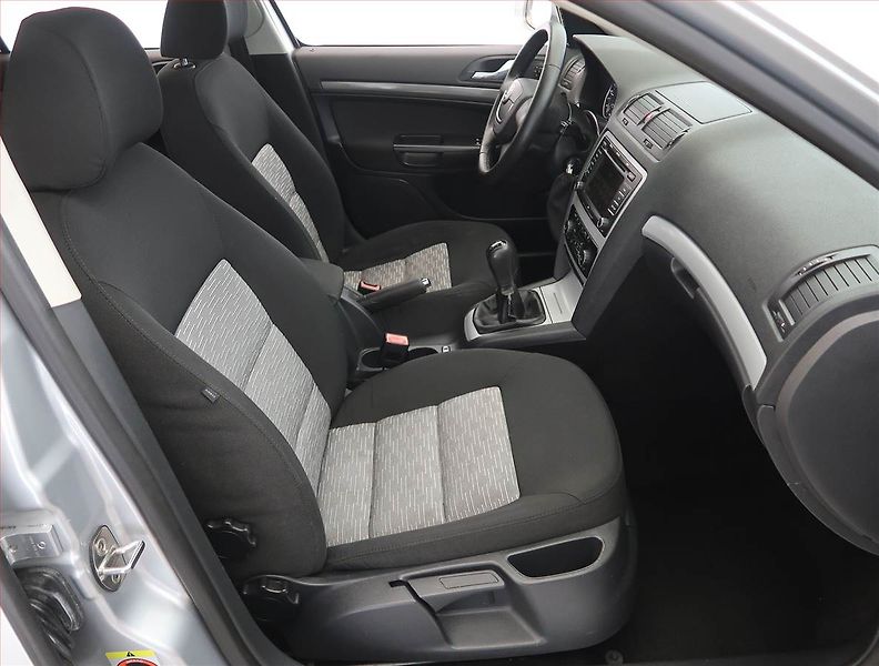 Škoda Octavia (2010) 2.0 TDI, Serv.kniha, Xenony - fotka 9 z 19