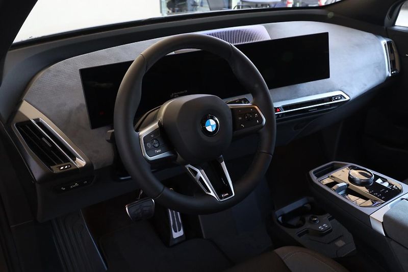 BMW iX xDrive45 - fotka 2 z 17