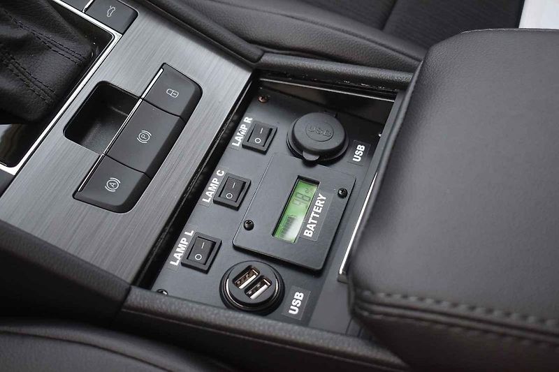 Nové Superby si policisté převzali přímo v areálu automobilky
