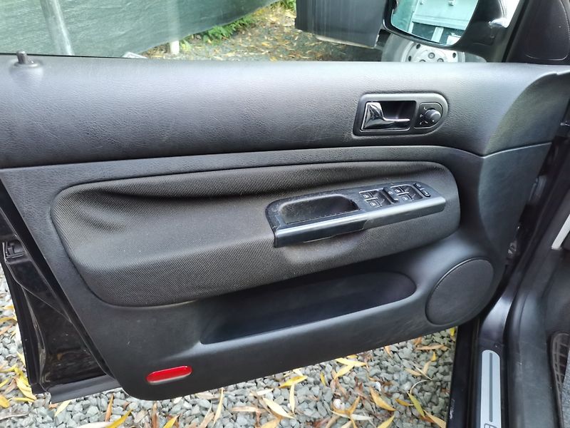 Volkswagen Golf (2001) 1.6i 77kw Klima ESP 5dv. - fotka 9 z 26