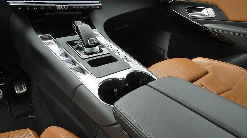 DS Automobiles DS7 Crossback 1.6 E-TENSE 4x4 Pluq-in Hybrid - fotka 6 z 25