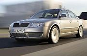 První generace modelu Superb byla modernizována v roce 2006. Facelift poznáme především podle upravené masky chladiče, novinkou byla také zpětná zrcátka s integrovanými směrovkami.