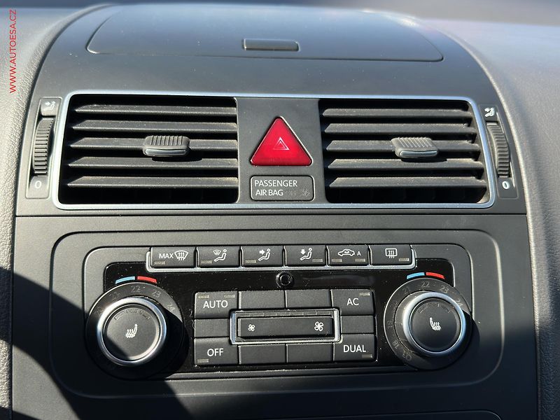 Volkswagen Touran (2011) 2.0 TDi, DSG, bixen - fotka 14 z 20