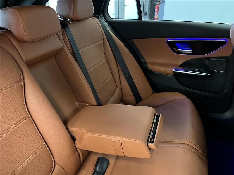Mercedes-Benz Třídy C 300 4MATIC kombi - fotka 20 z 22