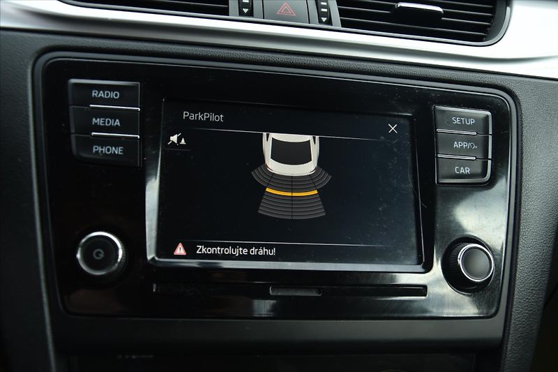 Škoda Rapid 1.0 TSI 81kW 1.MAJITEL DPH ČR - fotka 15 z 20