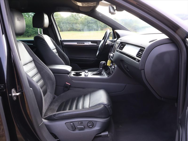 Volkswagen Touareg 3,0 TDI V6 DSG R-LINE CZ 4M - fotka 11 z 29