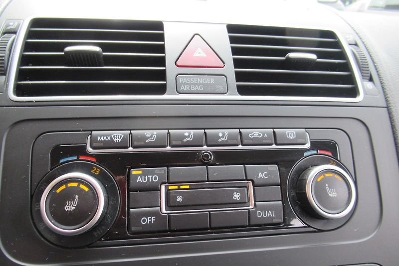 Volkswagen Touran 1.6 TDI AUT. KLIMA TAŽNÉ - fotka 12 z 26