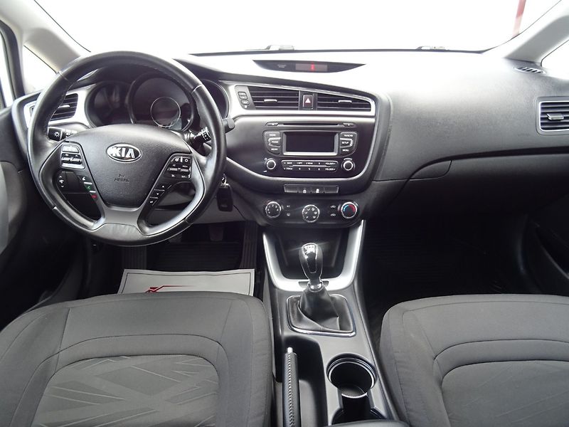 Kia Ceed (2017) 1.6GDi,99kW,1majČR,s.kni,klima - fotka 15 z 23