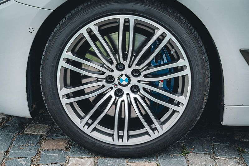 BMW Řada 5 (2017) M550i xDrive ČR  - fotka 13 z 58