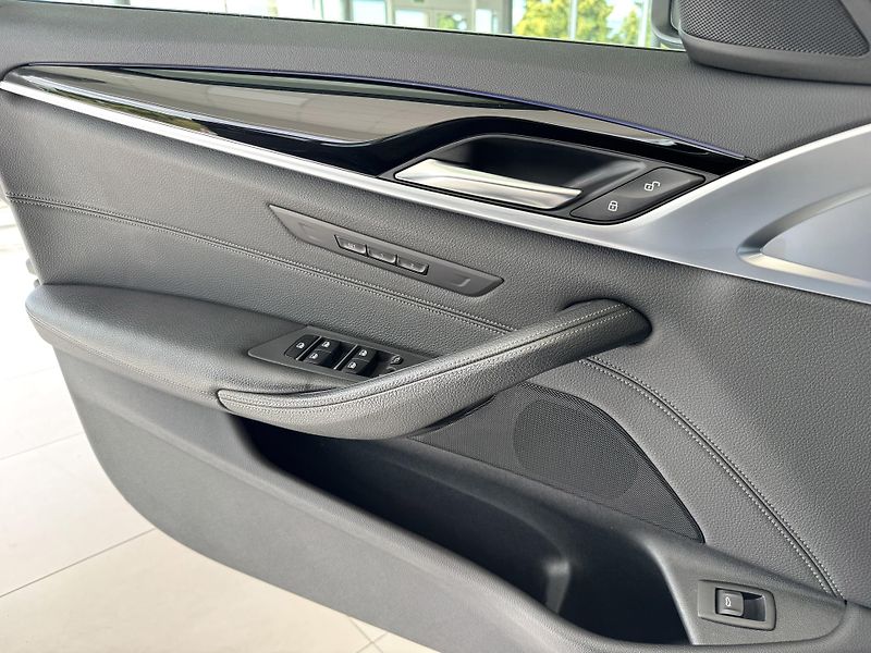 BMW Řada 5 530i xDrive*360Kam*KeyLess*TOP - fotka 35 z 45