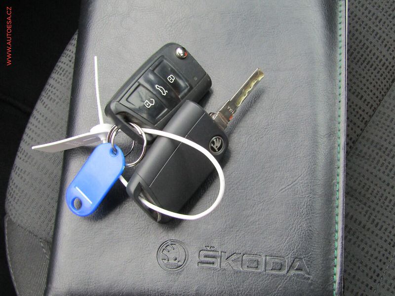 Škoda Octavia (2015) 1.6TDi, ČR, Style, TZ, navi - fotka 19 z 19