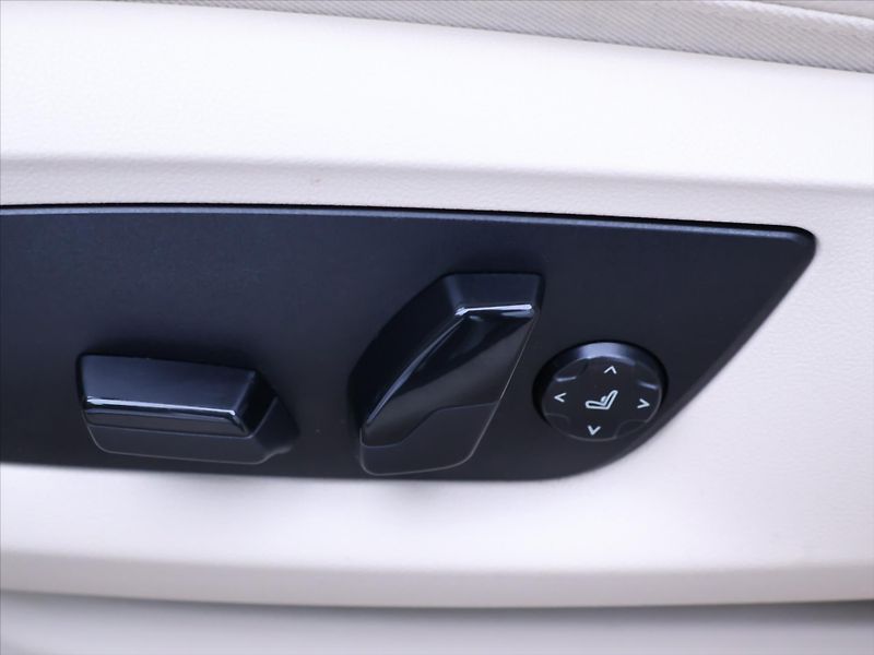 BMW Řada 5 2,0 520d Luxury Line CZ DPH - fotka 17 z 34