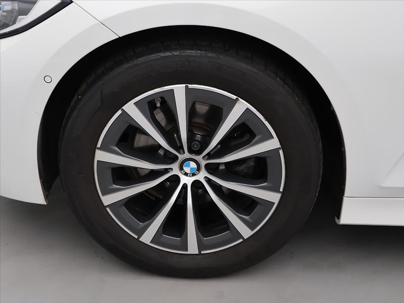 BMW Řada 3 Touring 2,0 320d 140kW CZ DPH - fotka 28 z 35