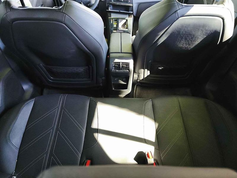 Opel vyniká ostrými sportovními rysy.
