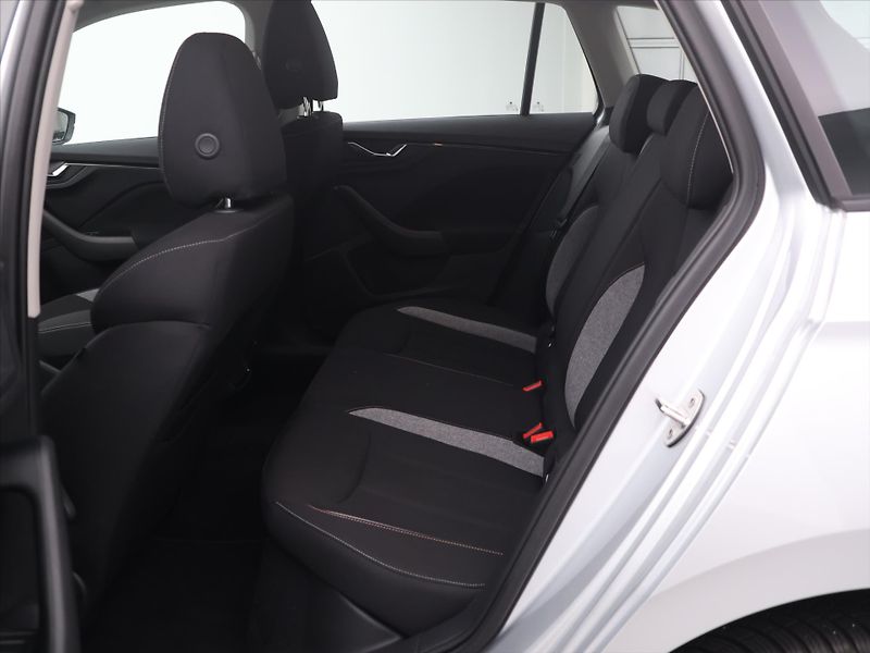 Škoda Kamiq 1,0 TSi 70kW Selection - fotka 13 z 27