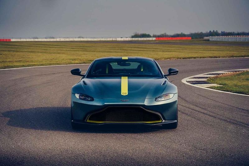 Aston Martin Vantage AMR má standardně manuální převodovku a karbonové brzdy
