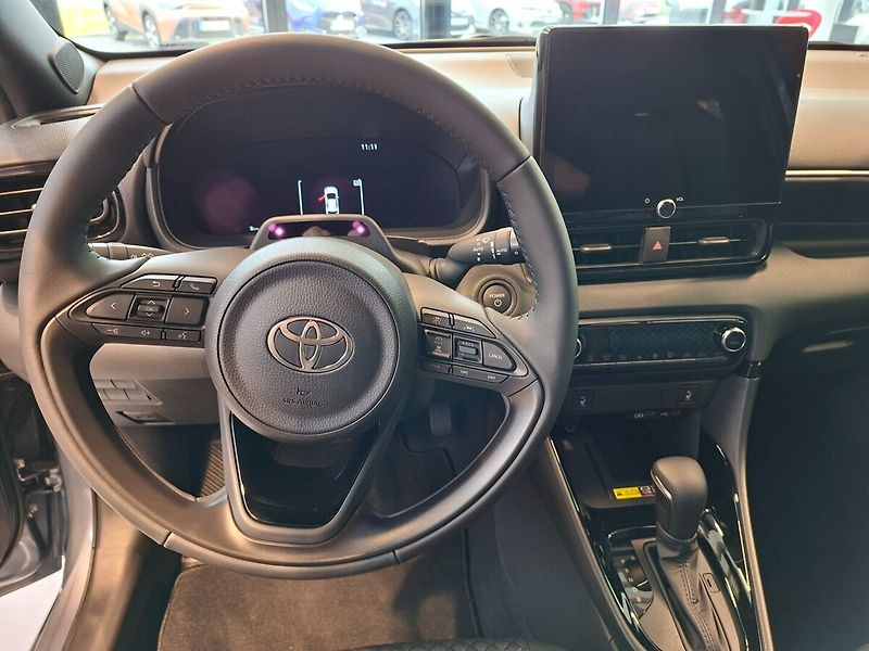 Toyota Yaris 1.5 130K HEV Executive - fotka 9 z 12