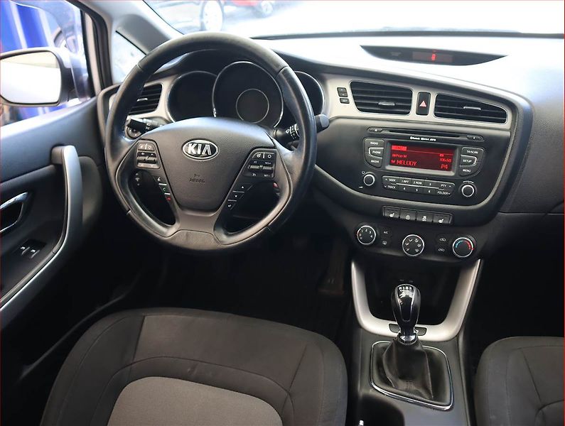 Kia Ceed (2015) Silver 1.6 GDI, Tempomat - fotka 7 z 18