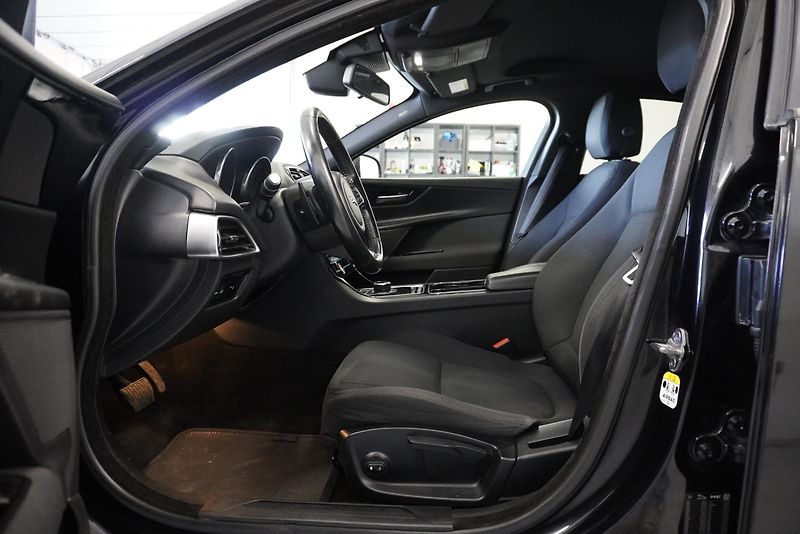 Jaguar XE  2.0 132kW SEDAN 2WD AUT - fotka 12 z 29