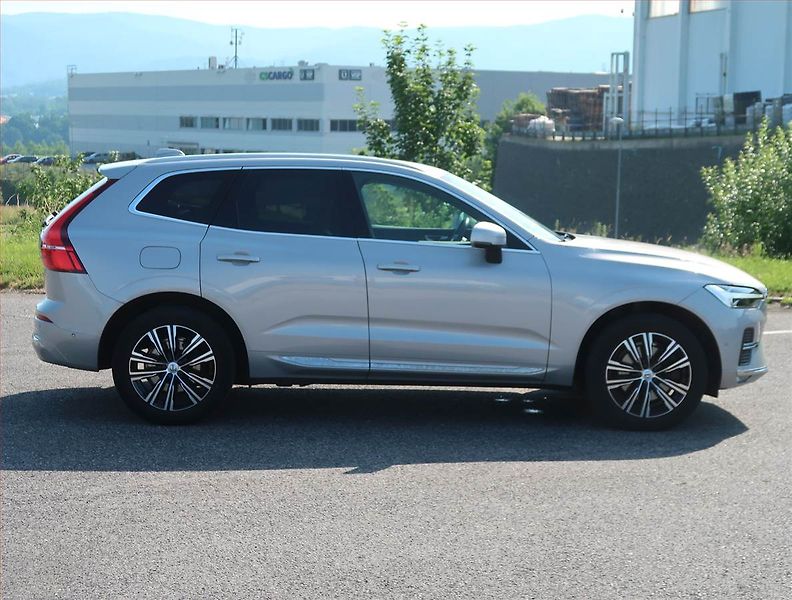Volvo XC60 (2021) Momentum D5 AWD - fotka 6 z 14