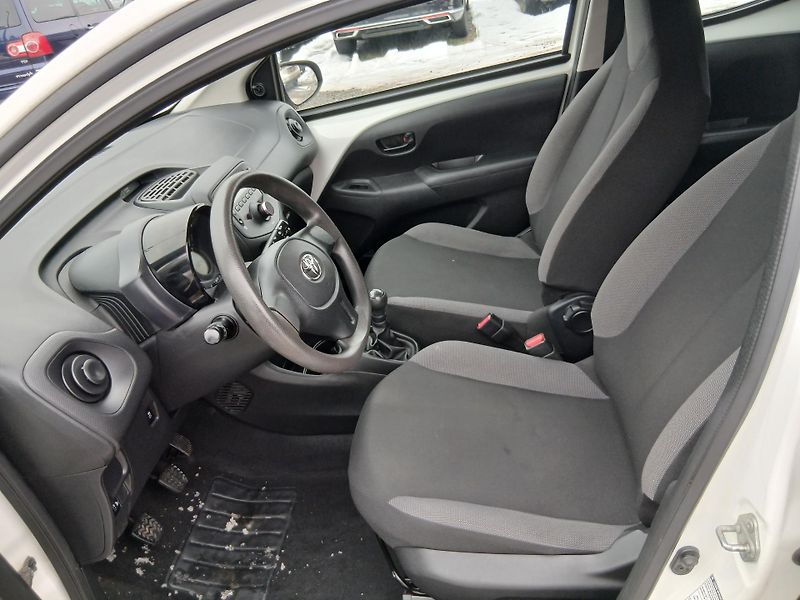 Toyota Aygo 1.0, 51 kW, klima - fotka 17 z 26