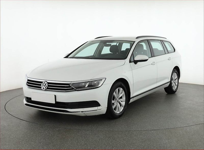 Volkswagen Passat (2017) 2.0 TDI, Serv.kniha, Navi - fotka 2 z 15