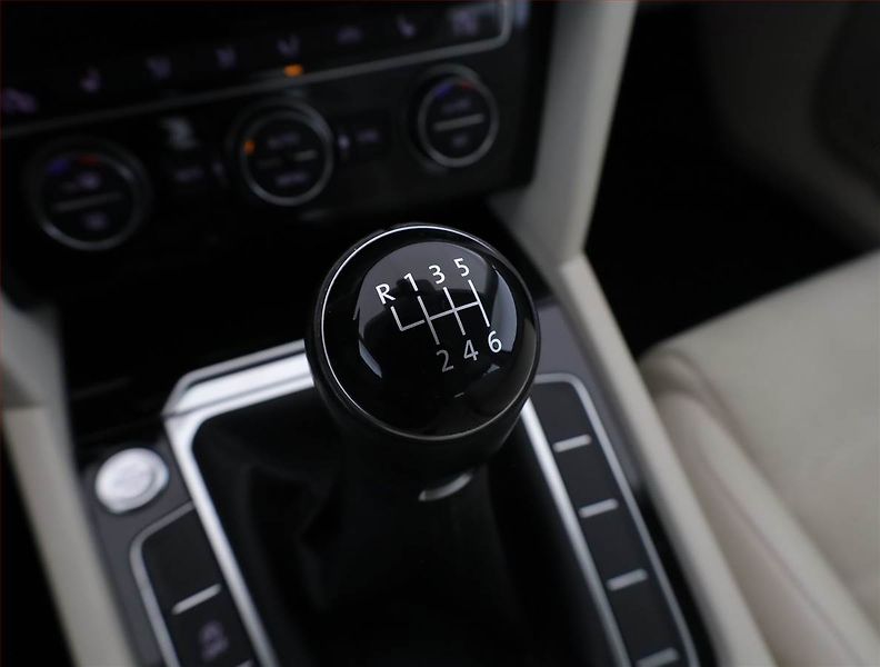 Volkswagen Passat (2016) 2.0 TDI, Serv.kniha, Kůže - fotka 11 z 17