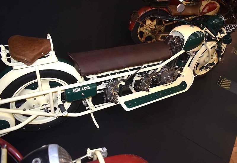 Cestovní z roku 1930.